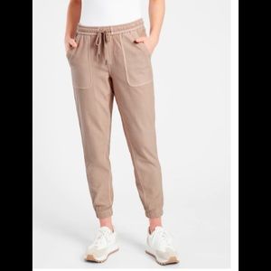 NWT Athleta Mocha Latte Farallon Jogger Sz 4 Front Pockets Drawstring Waist